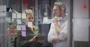 İş yerinde iş arkadaşı kaydırma ve tıkırdatma tableti, kırmızı okları canlandırma çubuk haritaları çıkarma. İşbirliği, analitik, takım çalışması, yenilik, veri görselleştirme, ofis ortamı, dijital teknoloji