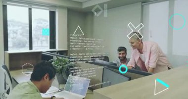 Kağıtları inceledikten sonra takım arkadaşının yüzen grafiklerle kod yazmasına rehberlik eden kadın. İşbirliği, akıl hocalığı, takım çalışması, dijital, profesyonel, yenilikçi, gelişigüzel