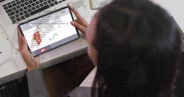 Tablet üzerinde kelebek NFT kartı kullanan bir kadın, piyasa dalgalanmalarını takip eden fiyat tablosu gösteriyor. Dijital sanat, teknoloji, analiz, yatırım, finans, yenilik, modern