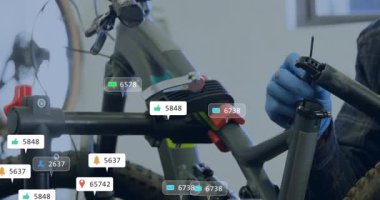 Teknisyen bisiklet modülünü inceliyor ve motor tamir kurulumunda yüzen AR metrikleri üretiyor. Atölye, teknoloji, yenilik, bakım, dijital, onarım, geleceksel