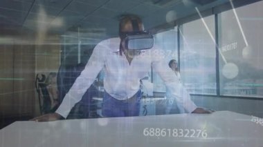 VR 'ın kulaklığını iş analizi için ayarlayan adam veri akışı yaparak şehri gözlemliyor. Teknoloji, işbirliği, yenilik, veri görselleştirme, fütürizm, profesyonel, kurumsal