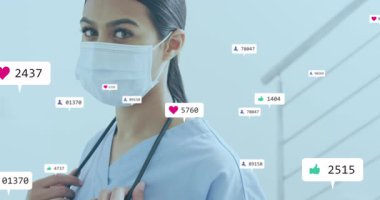 Steteskopu ayarlayan sağlık çalışanı maskenin etrafında sosyal ikonaların göz kırparak bağlılığı göstermesine neden oluyor. Tıbbi, sağlık, profesyonel, klinik, sağlık, iletişim, müdahale