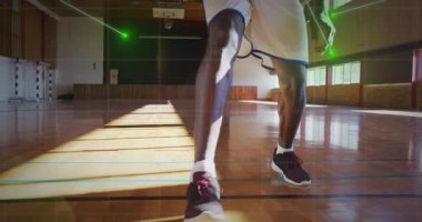 Kamera, erkek sporcunun top sürdüğünü gösteriyor. İz sürme ızgarası ile antrenman yapıyor. Spor, eğitim, çeviklik, teknoloji, fitness, hareket, egzersiz