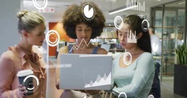 Ofiste dizüstü bilgisayara güç veren ve uzlaşma yolunda yüzen veri grafiklerini analiz eden üç iş arkadaşı. İşbirliği, takım çalışması, veri, girişim, beyin fırtınası, modern, profesyonel