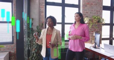 Sunucu, cam üzerinde şamdan çizelgesini etkinleştiriyor. Piyasa trendini, kafa sallamayı açıklıyor. İş, finans, analiz, işbirliği, modern, kurumsal, kentsel