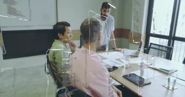 Sunucu iş toplantılarında çizelgeleri dağıtıyor, dizüstü bilgisayarlarda animasyon veri örtüsü oluşturuyor. İşbirliği, takım çalışması, iletişim, profesyonel, tartışma, beyin fırtınası, analiz