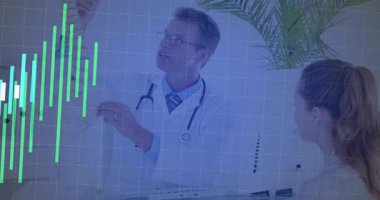 Doktor omur modeline uzanıyor, teşhis için çubuk grafikler büyürken kaldırıyor ve döndürüyor. Tıbbi, danışma, eğitim, mesleki, tanı, sağlık, analiz