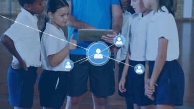 Spor salonunda öğrencilere ve kullanıcı simgelerine grup etrafında ağ haritası çıkarmayı öğretirken koç tableti tıklatıyor. Eğitim, akıl hocalığı, bağlantı, yenilik, takım çalışması, dijital öğrenme, gençlik gelişimi