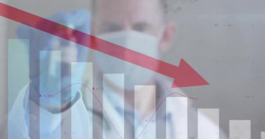 Doktor eldivenli el COVID-19 tüpünü kırmızı okla düşen çubuk grafiğini vurgulamak için döndürüyor. Tıbbi, analiz, veri, tanı, sağlık, klinik, araştırma