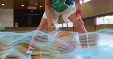 Basketbolcu topa vuruyor ve spor eğitimi için mavi dijital dalgalarla top sürüyor. Sporcu, spor, eğitim, performans, dijital efektler, çeviklik, hareket