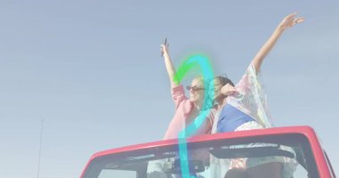 Arkadaşlar üstü açık kırmızı arabanın sunroof 'undan akıllı telefon kaldırıyor ve teknoloji demosunda ışık yolları oluşturuyorlar. Macera, özgürlük, canlı, dinamik, yaşam tarzı, teknoloji, bağlantı