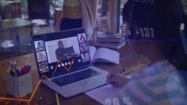 Eğitim masasında notlar yazan çocuk eğitimci konuşurken, çizgi animasyonları uzaktan derste titreşiyor. Eğitim, uzaklık öğrenme, ev sınıfı, dijital okul, öğrenci ilişkileri, e-öğrenme, akademik