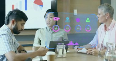 Sunucu, ortaya çıkan holografik ölçümleri not eden bir ekip olarak finansal analiz adına konuşuyor. İş, işbirliği, fütüristik, veri görselleştirme, teknoloji, girişim, takım çalışması