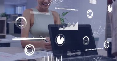 Çizelgeleri gözden geçirme, kadın not alırken animasyon veri grafikleri iş toplantısında dizüstü bilgisayarda geziniyor. İşbirliği, analitik, girişim, iletişim, yenilik, takım çalışması, modern