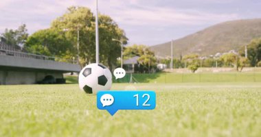 Sohbet sayımından sonra topa vuran kadın futbolcu 42 'ye vurdu, sosyal ilişkiyi gözünde canlandırıyor. Spor, iletişim, dijital etkileşim, hareket, açık hava, canlılık, modern