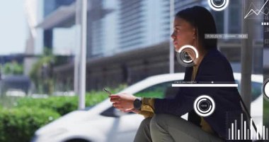 İş kadını bankta telefonu açıyor ve bar çizelgeleriyle iş verilerini analiz ediyor. Şirket, kentsel, modern, teknoloji, analitik, profesyonel, açık hava