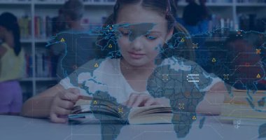 Kütüphanede kitap okuyan kız, dünya haritasını başlatan ve veri düğümleriyle büyüyen sayfaları okuyor. Eğitim, okur yazarlık, keşif, yenilik, dijital bağlantı, odaklanma