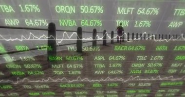 Kadın koşucu, deniz kenarındaki gezinti alanında kaybolan yeşil beyaz finans kalbi olarak koşmaya başlıyor. Fitness, outdoor, motion, technology, urban, dynamic, health