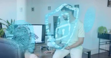 Ekip, parmak izi hologramını etkinleştirerek 3D ekranı inceliyor ve güvenlik kalkanına dönüşüyor. Teknoloji, siber güvenlik, yenilik, dijital, profesyonel, gelecekçi, işbirliği