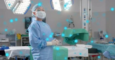 Cerrah animasyon mavi altıgen kaplama üzerinde dönerek cerrahi ışıkların altında kayboluyor tıbbi teknolojiyi gösteriyor. Tıbbi, teknoloji, steril, dijital, gelecekçi, profesyonel, yenilikçi