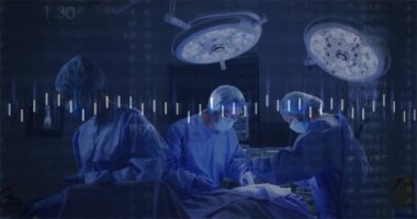 Cerrahi ekip ışıkların altında kesim yapıyor. Nabız ölçümleri sayesinde hayati organları çizgi grafiğiyle takip ediliyor. Tıbbi, profesyonellik, yenilikçi, steril, izleme, kesin, işbirliği