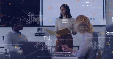 Olgun sunucu klasörü açıyor, veri okuyor, iş toplantısında canlandırılmış tabloya bakıyor. Kurumsal, işbirliği, profesyonel, liderlik, analitik, modern, ağ oluşturma