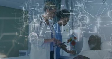 Doktor tableti tıkırdatıyor. Hemşirenin hastaneye çiçekleri yerleştirmesi ve yapay zeka verilerinin yol gösterici bakımla örtüşmesi üzerine. Tıbbi personel, sağlık teknolojisi, dijital sağlık, hasta bakımı, ileri seviye teşhis, klinik ekip çalışması, modern hastane