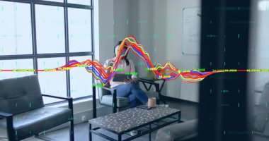 Kadın sağlık verilerini kontrol etmek için tableti tıklatıyor, hareketlerle senkronize titreşim dalgaları üretiyor. Teknoloji, yenilik, dijital, kullanıcı arayüzü, modern, bağlantı, profesyonel