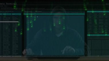 Kapüşonlu adam, güvenlik kayıtlarını izlerken terminali çalıştıran yeşil kaplamayı çalıştıran tuşlara yazı yazıyor. Teknoloji, siber güvenlik, programlama, kodlama, dijital, veri, yenilik