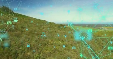 Başlangıç ağ düğümlerinde simge yayan ve yamaçta sürüklenen tarım arazisi bağlantısını gösteren düğümler. Dijital bağlantı, insansız hava aracı manzarası, kırsal teknoloji, bilgi akışı, veri görselleştirme, ekolojik ağ, uydu görüntüleri