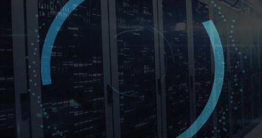 Sunucu rafları boyunca çekilen kamera ödeme kartının etrafında dönen mavi halkalara neden oluyor ve veri topluyor. Siber güvenlik, teknoloji, dijital, yenilik, koruma, gizlilik, yüksek teknoloji