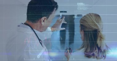 Röntgende teşhis için akciğer gölgesini çerçeveleyen iki tıp uzmanı ve çizelgeler azalıyor. Tıbbi, işbirliği, tanı, klinik, kesinlik, analiz, sağlık hizmetleri