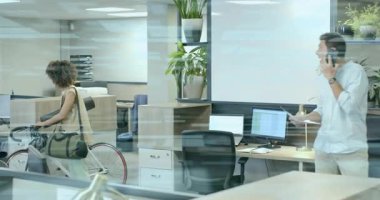 Bisiklet kaldıran bir kadın yoga minderini kaldırırken telefon konuşmasını bitirmiş ve çalışma odasına girmiş. İşbirliği, çeşitlilik, üretkenlik, modern, canlı, hareketli, gelişigüzel