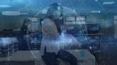 El işaretleri yapan bir kadın, iş arkadaşı tableti incelerken teknoloji merkezinde holografik veri küresini çağırıyor. Futuristik, işbirliği, yenilik, dijital, parlak, teknoloji, takım çalışması