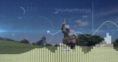 Golf topunun pozisyonunu belirleyen golfçü top düşüşünü izleyen golf sopalarını üstüste koyuyor. Spor, eğlence, açık hava, teknoloji, analiz, hassasiyet, performans