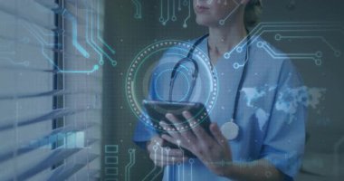 Stetoskop takan hemşire tablet tutuyor, hologram verilerini panjurlardan tarıyor, hayati organları izliyor. Tıbbi, sağlık, teknoloji, fütüristik, profesyonel, klinik, yenilik