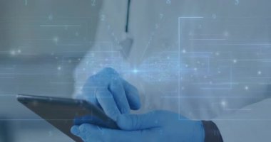 Eldivenli eller tableti tıklatıyor yüzen verileri aktifleştiriyor, kamera yakınlaştırıyor doktor bakışlarını gözler önüne seriyor. Tıbbi, teknoloji, yenilik, sağlık, dijital, profesyonel, klinik