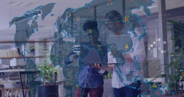 Dizüstü bilgisayarı olan ve iş verilerini girerek üç boyutlu dünya haritasını uyarı simgeleriyle etkinleştiren meslektaşlar. İş, teknoloji, yenilik, veri, işbirliği, görselleştirme, analiz