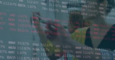 Ekip odaya girip çizim çizimleri hazırlıyor ve iş planlama için cam duvarı not ediyor. İşbirliği, beyin fırtınası, takım çalışması, yenilik, yaratıcı, modern, analiz