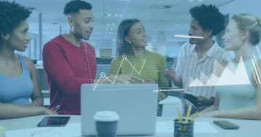 İş arkadaşlarının laptopun, tabletin etrafında toplanması, iş verilerinin incelenmesi sırasında çizelgeleri başlatması. İşbirliği, analitik, takım çalışması, dijital, kurumsal, grafikler, modern