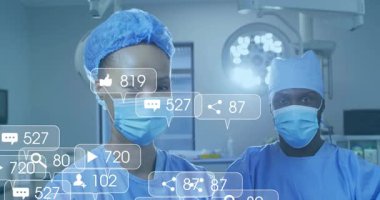 Ameliyathanedeki cerrahlar yüzen sosyal ölçümleri etkinleştiriyor. Nişanı gözlemlemeden önce güncelleniyor. Tıbbi, teknoloji, cerrahi, yenilik, profesyonel, kısır, dijital