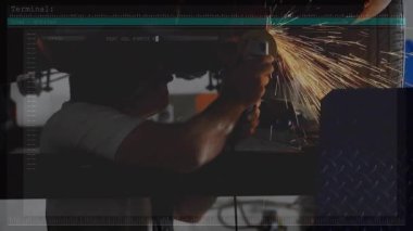 Asansör altında çalışan tamirci, takip kayıtlarını gizleyen kodlara neden olan kıvılcımlar yapıyor. Mekanik, endüstriyel, teknoloji, mühendislik, otomasyon, atölye, yenilik