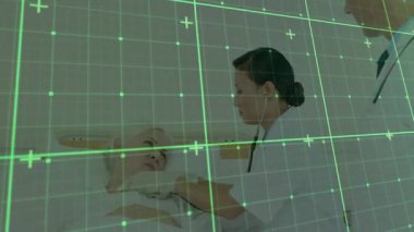 Kadın doktor steteskop alıyor ve kalp atışları için kalp atışlarını dinliyor. Tıbbi, sağlık, teletıp, teknolojik, klinik, tanı, yenilik