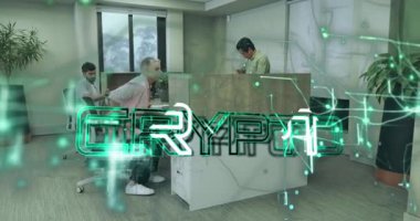 Sakallı iş arkadaşı daktilo ediyor, kadın donanım cüzdanını alırken şifreleme işlemini başlatıyor. İşbirliği, dijital, yenilik, profesyonel, modern, teknoloji, takım çalışması