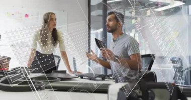 Adam tableti tıklatıyor ve döndürüyor. Meslektaşı çizim tahtası çizerken animasyon robot diyagramları oluşturuyor. İşbirlikçi, yenilikçi, teknoloji, takım çalışması, beyin fırtınası, modern, şematik