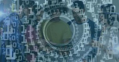 Meslektaşlar tableti tıklayarak ikili haneli rakamların teknolojik içgörü için üç boyutlu veri halkaları oluşturmasına neden oluyor. Teknoloji, takım çalışması, yenilik, veri, dijital, işbirliği, fütürist