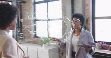 Sunucu tablet yürütme, holografik satış grafikleri canlandırma, strateji notları yazan işbirlikçi. İşbirliği, yenilik, teknoloji, memur bey, beyin fırtınası, iletişim, iş