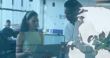 Kadın ve erkek taşıma cihazları şeffaf harita örtüşmesi başlatıyorlar. Teknoloji projesi için tarama kodu. İşbirliği, takım çalışması, yenilik, dijital, iletişim, profesyonel, girişim