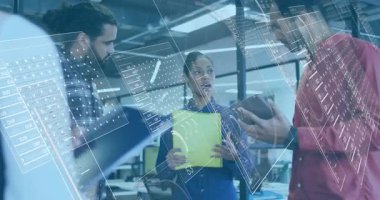 Kırmızı tablet giyen ve çizelgeleri aktifleştiren adam, iş planlama klasörüne danışan meslektaşlar. İşbirliği, takım çalışması, yenilik, dijital, ofis, veri, tartışma