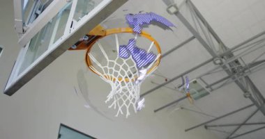 Cam tahtada çember etrafında şekillenen harita parçaları, top yakalayan oyuncular, teknik demo için smaç basıyorlar. Dinamik, yenilik, teknoloji, spor, hareket, fütüristik, performans